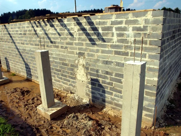 Källaren vägg av betongblock på marken lera — Stockfoto