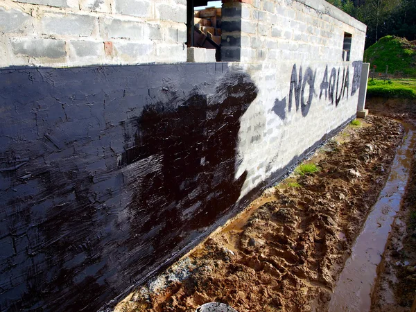 Isolatie tegen vocht Stichting muur van het gebouw gemaakt — Stockfoto
