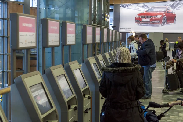 OSLO, NORUEGA - 27 de noviembre de 2014: despacho automático de pasajeros a — Foto de Stock