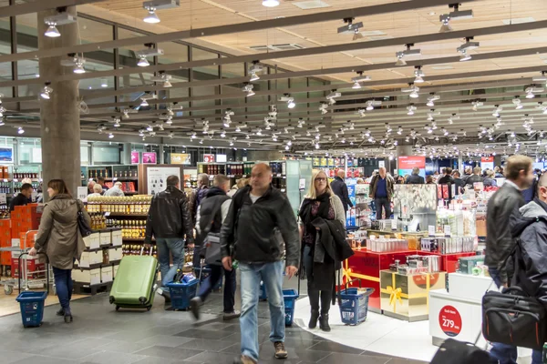 OSLO GARDERMOEN, NORUEGA - 3 DE NOVIEMBRE: Interior de Duty Free Shop — Foto de Stock