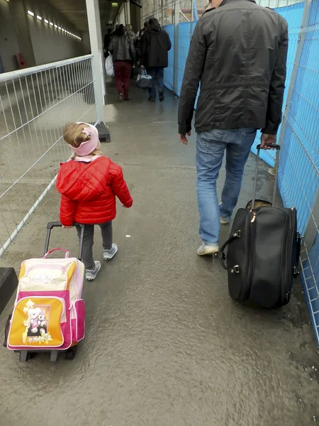 Kraków, Polska-8 listopada 2014: mała dziewczynka ciągnie jej suitc — Zdjęcie stockowe
