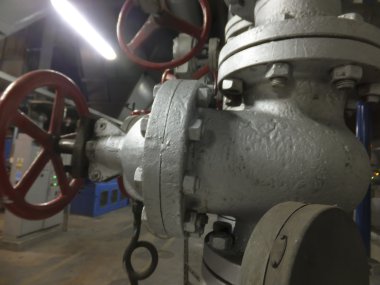 Borular ve vanalar ile kırmızı düğme