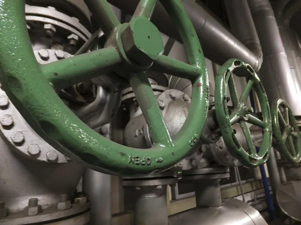 Grote kleppen met een groene knop in de installatie van koud water — Stockfoto
