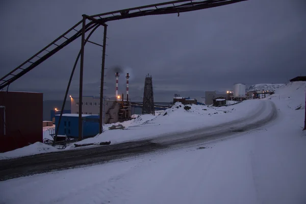 Vista dell'insediamento minerario russo su Spitsbergen nel lontano — Foto Stock