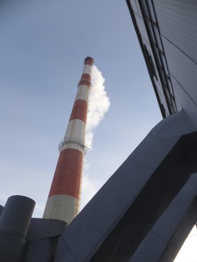 Beyaz ve kırmızı yüksek beton baca