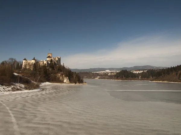 NIEDZICA, POLAND 2015 February 21: Niedzica Castle at Czorsztyn — ストック写真