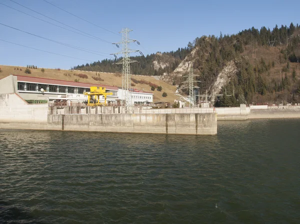 Central hidroeléctrica en el lago Czorsztynski. Czorsztyn — Foto de Stock
