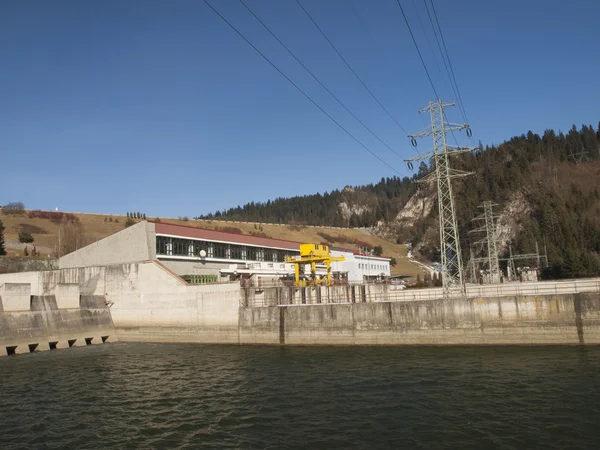 Central hidroeléctrica en el lago Czorsztynski. Czorsztyn — Foto de Stock