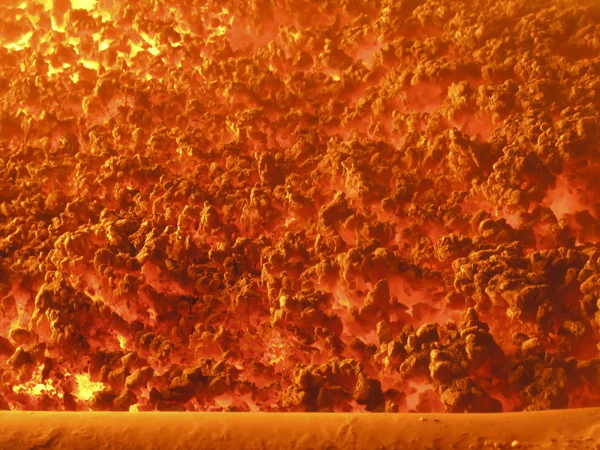 Chama e escória quente na caldeira a carvão grelha com um mecânico — Fotografia de Stock