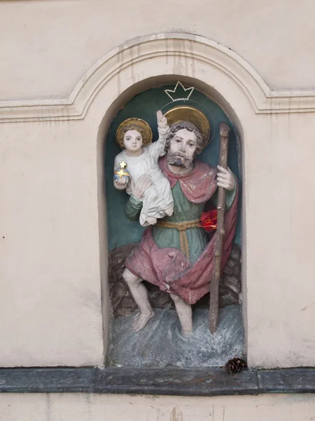 Saint Christopher - beeldje van langs de weg heiligdommen in Krakau — Stockfoto