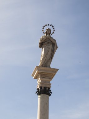Meryem Immaculate Conception ortasında heykeli