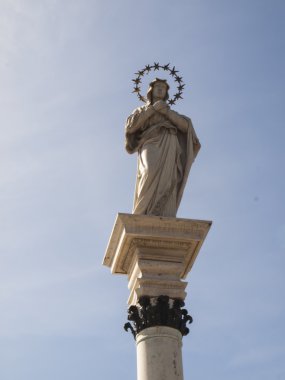 Meryem Immaculate Conception ortasında heykeli
