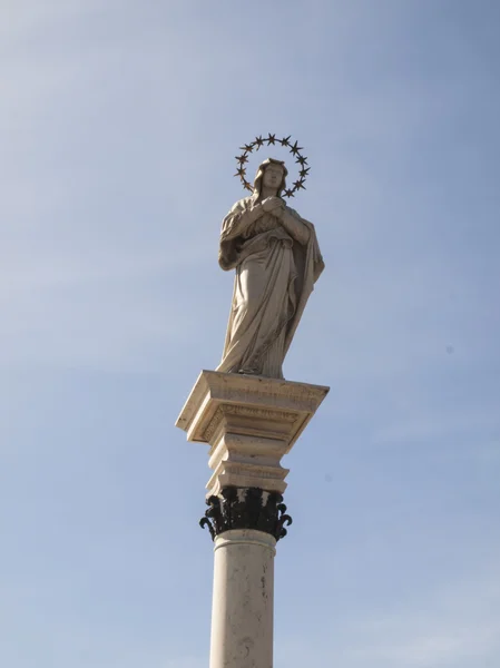 Statue unserer Jungfrau der unbefleckten Empfängnis in der Mitte des — Stockfoto