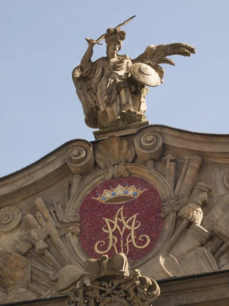 Steinskulptur von Michelangelo auf dem Tor zum Schrein unserer — Stockfoto