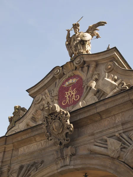 Steinskulptur von Michelangelo auf dem Tor zum Schrein unserer — Stockfoto