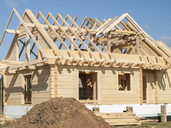 Κατασκευή του ένα ξύλινο σπίτι με κούτσουρα ορθογώνια — Φωτογραφία Αρχείου