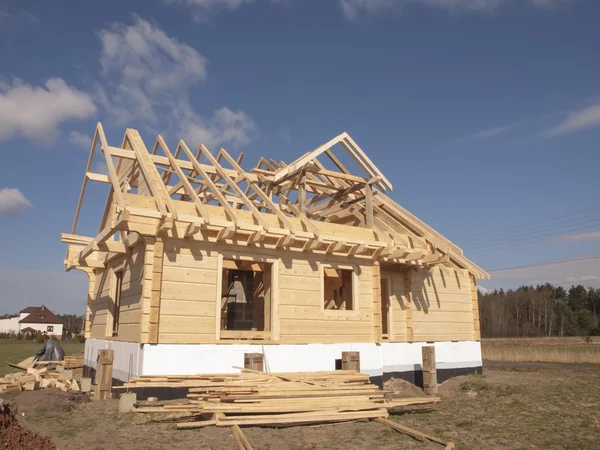 Günlükleri dikdörtgen olan ahşap bir ev inşaatı — Stok fotoğraf