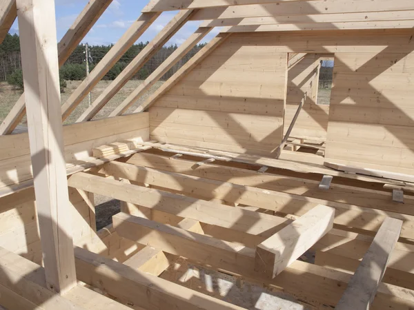 Construção de uma casa de madeira com troncos retangulares — Fotografia de Stock