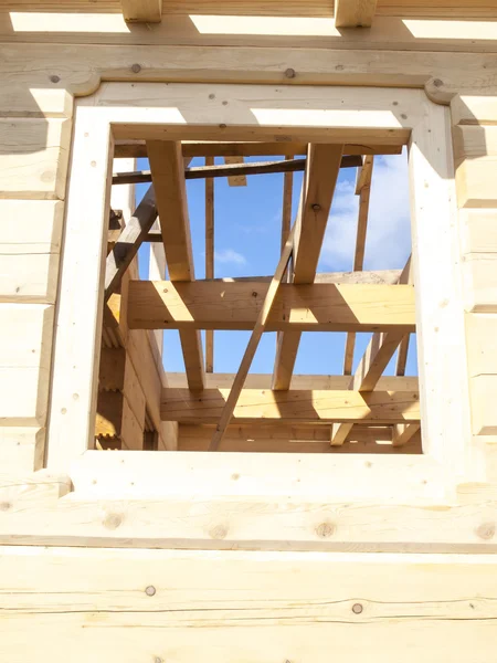 Fragmentu konstrukcji drewnianych domu dziennika — Zdjęcie stockowe