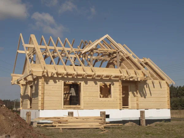 Construcción de una casa de madera con troncos rectangulares —  Fotos de Stock