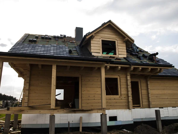 Construção, colocação de telha cerâmica telhado — Fotografia de Stock