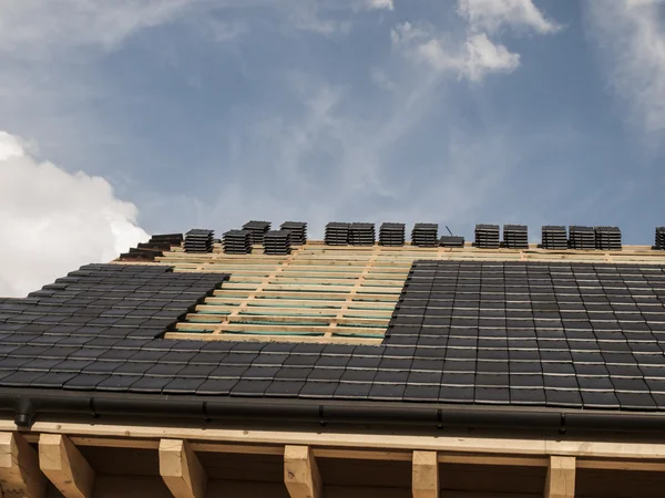 セラミック タイルの屋根に敷設工事 — ストック写真