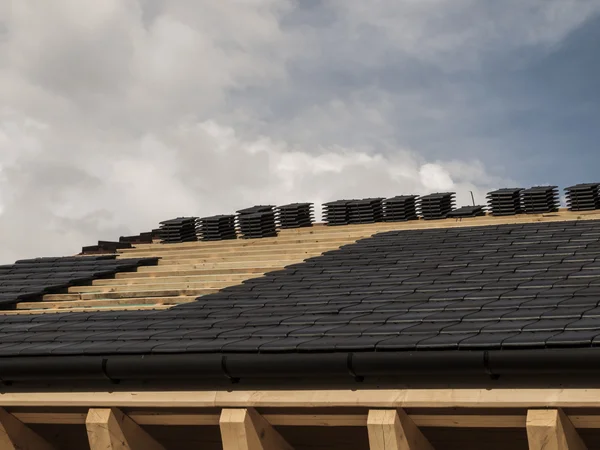 施工，铺设瓷砖屋顶 — 图库照片