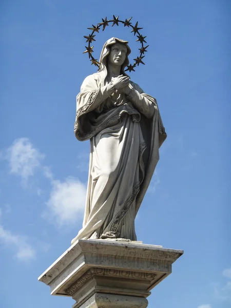 Standbeeld van onze Lieve Vrouwe van de Onbevlekte Ontvangenis in het midden van — Stockfoto