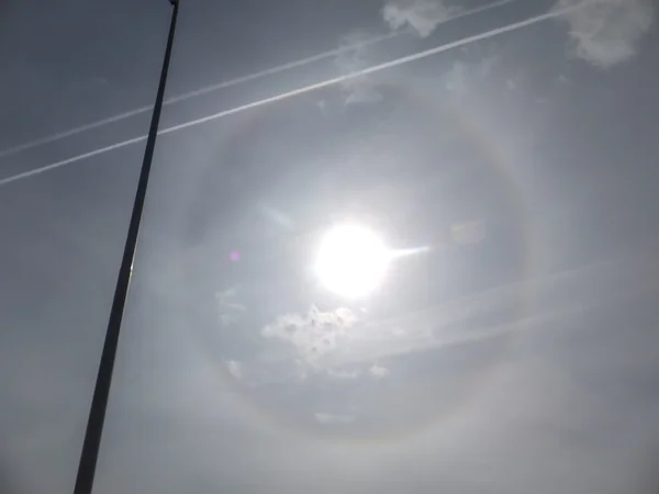 Efeito halo em torno do Sol — Fotografia de Stock