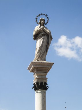 Meryem Immaculate Conception ortasında heykeli