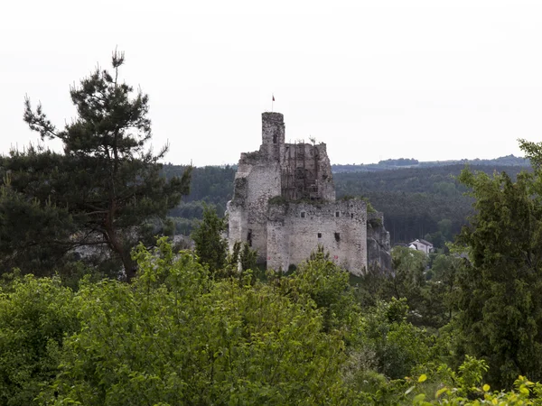 As ruínas do castelo do cavaleiro de Mirow no Cracóvia Jura Czestochowa — Fotografia de Stock