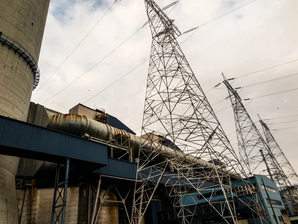 Central eléctrica com linhas de transmissão de alta tensão — Fotografia de Stock