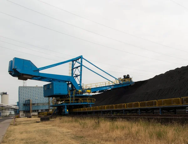 石炭のヒープとスタッカー — ストック写真
