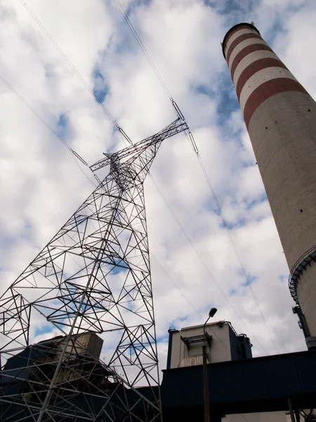 Haute cheminée en béton et poteau haute tension — Photo