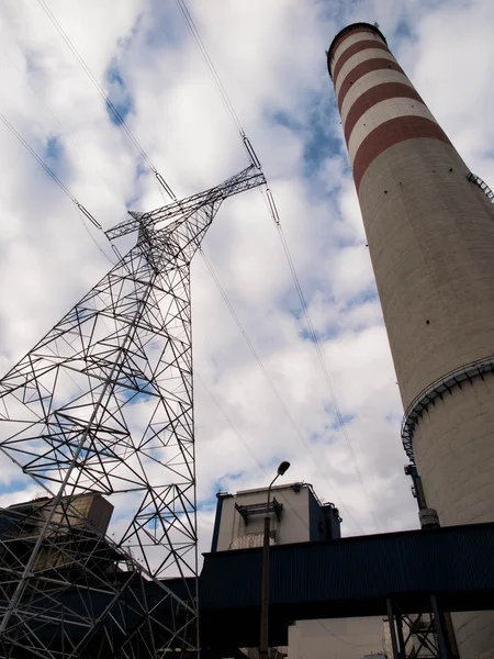 Haute cheminée en béton et poteau haute tension — Photo