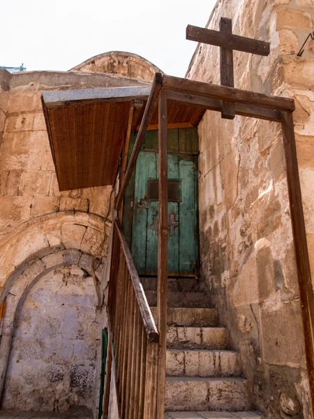 Oude gebouwen in een Koptische deel van het complex van de basiliek van het Heilig Graf in Jeruzalem — Stockfoto