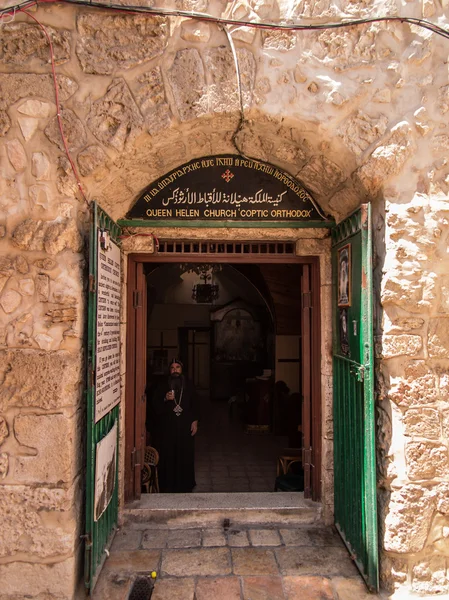 Edificios antiguos en una parte copta del complejo de la Basílica del Santo Sepulcro en Jerusalén — Foto de Stock