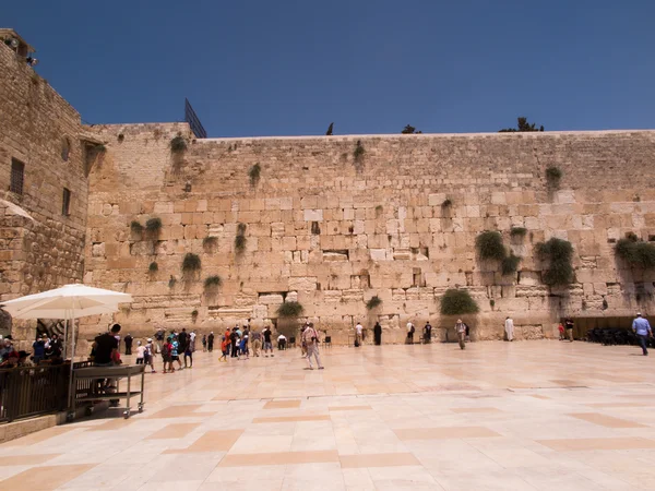 JERUSALEM - Juli 15: Jewish prayers and pilgrims beside Western — Stock Photo, Image