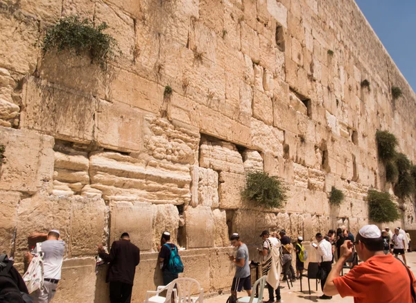 JERUSALEM - Juli 15: Jewish prayers and pilgrims beside Western — Stock Photo, Image