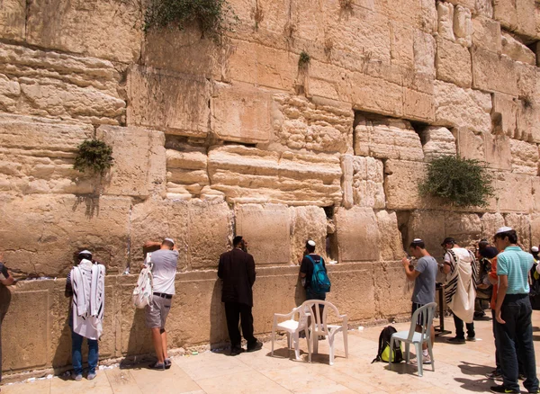 JERUSALEM - Juli 15: Jewish prayers and pilgrims beside Western — Stock Photo, Image