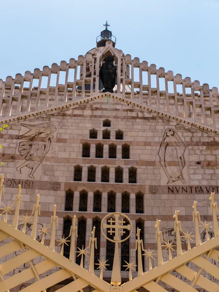 De belangrijkste gevel van de basiliek van de Annunciatie in Nazareth — Stockfoto