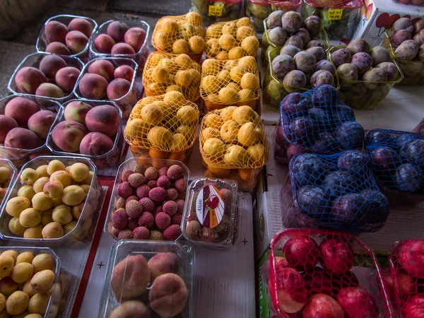 Fruta oferecida para venda em uma barraca de rua em Nazaré — Fotografia de Stock