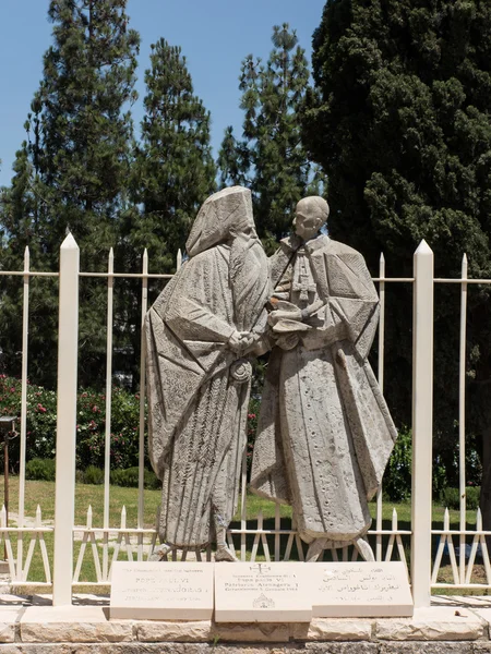 Estatua del Papa Pablo VI y el Patriarca Atenogoras I que está al lado — Foto de Stock