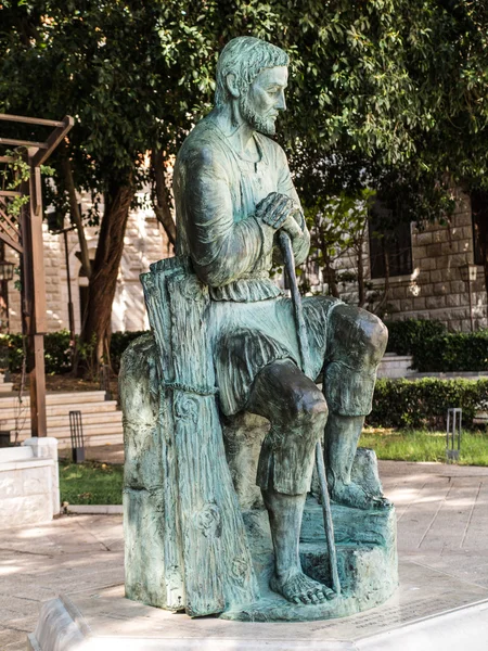 La estatua de San José, guardián de Jesús, entre el sanctu — Foto de Stock