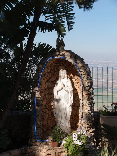 La statue de Marie près du monastère Muhraqa sur le Mont Carmel, i — Photo