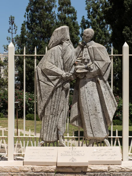 Nazareth, Ισραήλ-Ιουλίου 08, 2015: άγαλμα της Παπάς Paul Vi και πατρὶ — Φωτογραφία Αρχείου