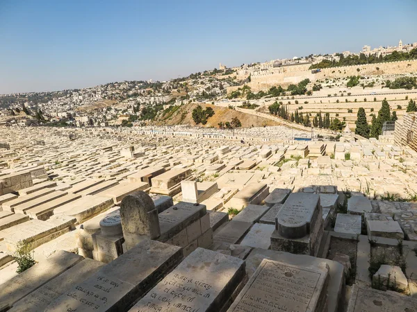 Antiguas tumbas judías en el monte de las aceitunas en Jerusalén — Foto de Stock