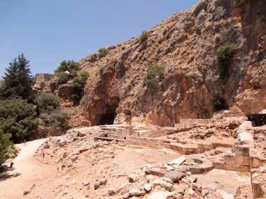 Hermon Nehri'nin doğal rezervasyonunuzu yaparken mimari eski eserler