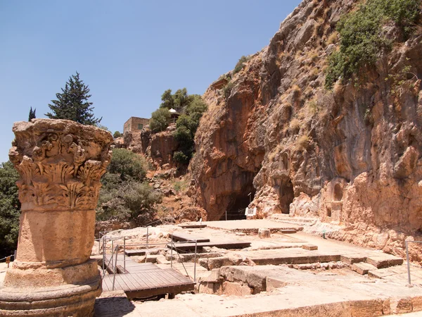Hermon Nehri'nin doğal rezervasyonunuzu yaparken mimari eski eserler