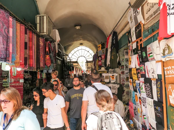 JERUSALEM, ISRAEL - JULY 13, 2015: Narrow stone street among sta — Stock Photo, Image